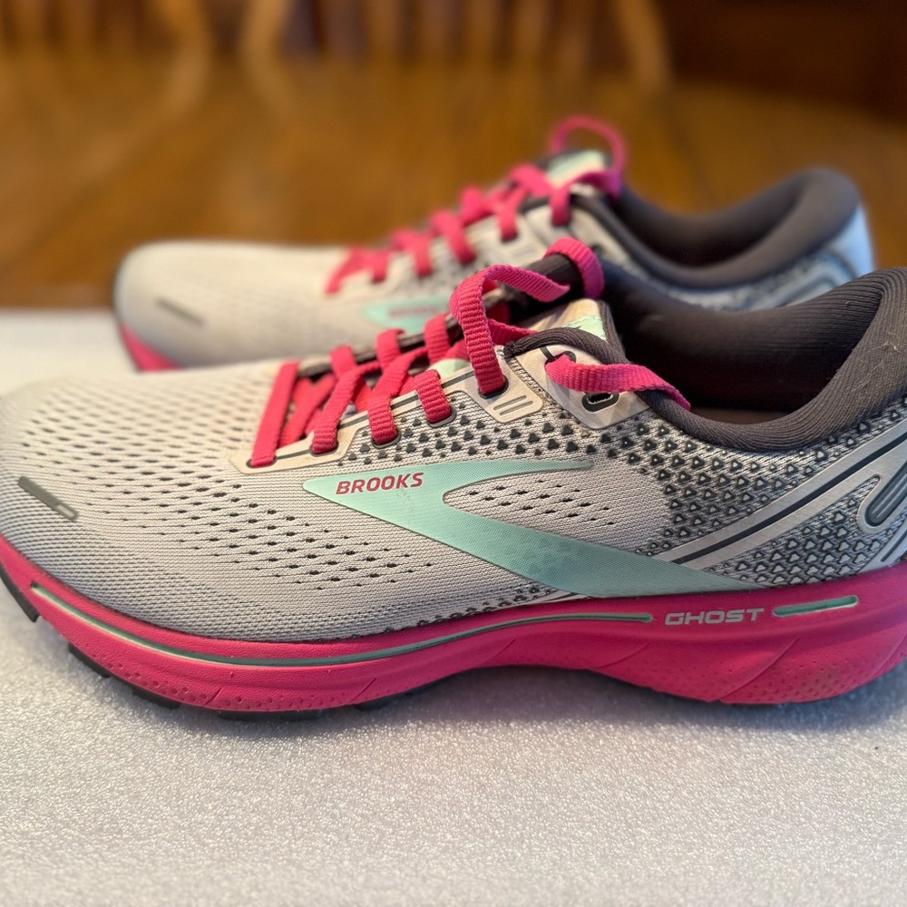 Women’s Size 10 Brooks Ghost 14 - nearly NEW!